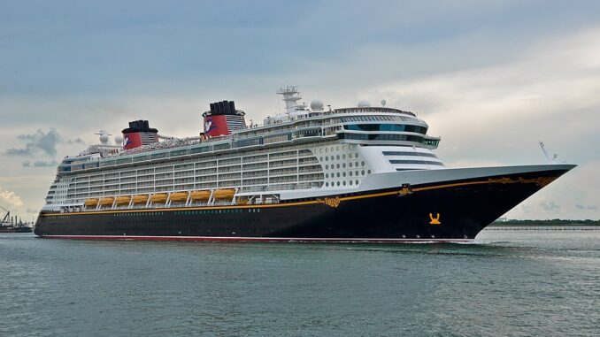 960px-Disney_Fantasy_Cruise_Ship_(6)_(21000557309)